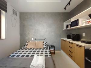 里约热内卢Studio com piscina no Casa Mauá的一间小厨房,在房间内配有一张床 更多32张照片