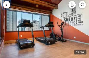 里约热内卢Studio com piscina no Casa Mauá的一个房间里有三辆健身车的健身房