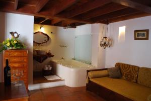 Χώρος καθιστικού στο Alfiz Hotel