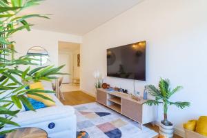 a living room with a tv and a couch at GuestReady - Soothing escape in Funchal in Panasqueira