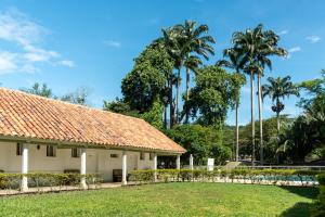 a building with palm trees in the background at Hotel Las Palmeras in Villeta