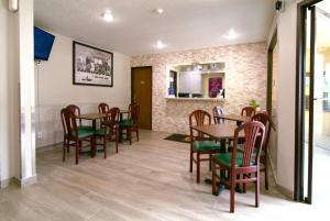 Area soggiorno di Super 8 by Wyndham Red Wing
