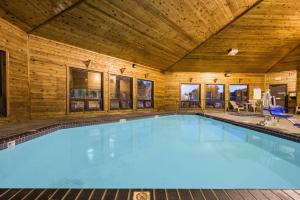 una grande piscina in un edificio di Super 8 by Wyndham Red Wing a Red Wing