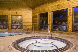 Piscina di Super 8 by Wyndham Red Wing o nelle vicinanze