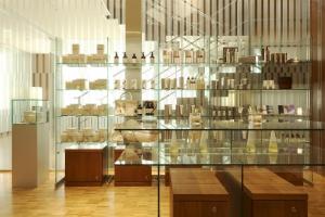 东京东京凯悦酒店的房间里摆放着许多物品的玻璃展示柜