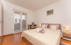 Giường trong phòng chung tại 3 Bedroom Cozy Apartment In Ugrinic
