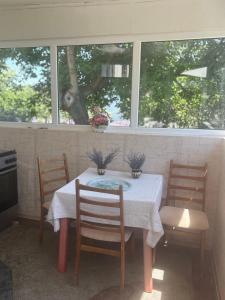 Ban công/sân hiên tại Casa rurală cu livadă LavAndra
