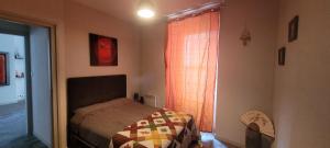 ein kleines Schlafzimmer mit einem Bett und einem Fenster in der Unterkunft Havre de paix in Évian-les-Bains