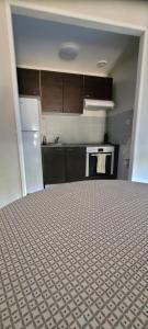 ein Raum mit einer Küche mit einem Boden mit einem Muster in der Unterkunft Havre de paix in Évian-les-Bains