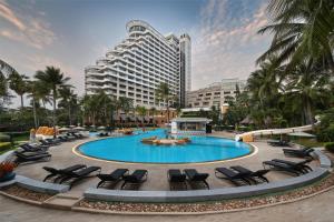 Hilton Hua Hin Resort & Spa内部或周边的泳池