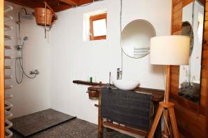 Kúpeľňa v ubytovaní Rusztikus Apartman & SPA -Erdőterasz Vendégház + 16 fotografií