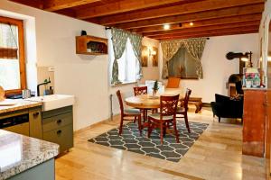 Kuchyňa alebo kuchynka v ubytovaní Rusztikus Apartman & SPA -Erdőterasz Vendégház