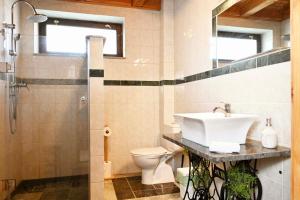 Kúpeľňa v ubytovaní Rusztikus Apartman & SPA -Erdőterasz Vendégház