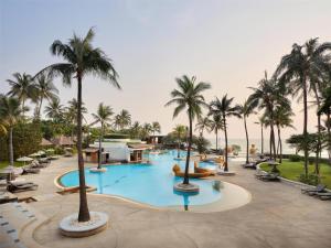Hilton Hua Hin Resort & Spa内部或周边的泳池