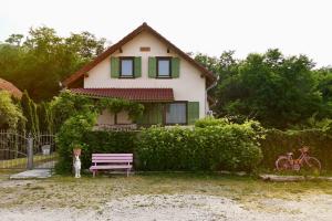 Vonkajšia záhrada v ubytovaní Rusztikus Apartman & SPA -Erdőterasz Vendégház