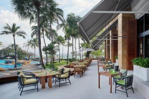 Hilton Hua Hin Resort & Spa内部或周边的泳池
