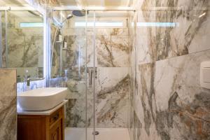 een badkamer met een wastafel en een douche bij Boshuisje Rekem - Kitoko in Lanaken +24 foto's