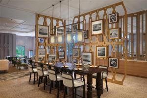 Hilton Hua Hin Resort & Spa餐厅或其他用餐的地方