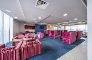 Uma área de estar em Hampton by Hilton Liverpool John Lennon Airport
