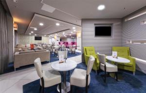 Uma área de estar em Hampton by Hilton Liverpool John Lennon Airport