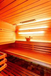 una sauna de madera con una olla encima en Guest House Hober, en Prevalje