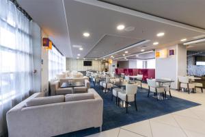 Uma área de estar em Hampton by Hilton Liverpool John Lennon Airport