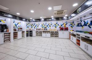 Supermercado ou outras lojas nos arredores do hotel