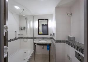 Um banheiro em Hampton by Hilton Liverpool John Lennon Airport