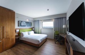 Uma TV ou centro de entretenimento em Hampton by Hilton Liverpool John Lennon Airport