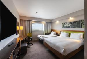 Cama ou camas em um quarto em Hampton by Hilton Liverpool John Lennon Airport