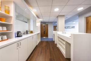 A cozinha ou cozinha compacta de Hampton by Hilton Liverpool John Lennon Airport