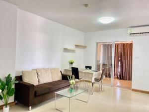 Khu vực ghế ngồi tại Urban Ease Condo