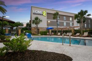 圣西蒙斯岛Home2 Suites By Hilton St. Simons Island的酒店楼前有游泳池