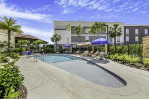 圣西蒙斯岛Home2 Suites By Hilton St. Simons Island的酒店前面的游泳池