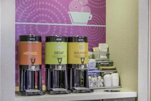 Home2 Suites By Hilton St. Simons Island的咖啡和沏茶工具
