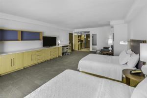 Home2 Suites By Hilton St. Simons Island的电视和/或娱乐中心