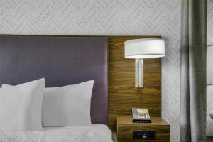 Home2 Suites By Hilton St. Simons Island客房内的一张或多张床位