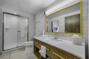 圣西蒙斯岛Home2 Suites By Hilton St. Simons Island的带水槽、马桶和镜子的浴室
