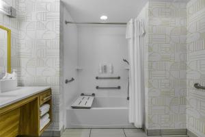 Home2 Suites By Hilton St. Simons Island的一间浴室