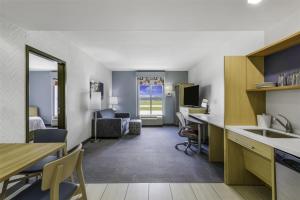 Home2 Suites By Hilton St. Simons Island的电视和/或娱乐中心