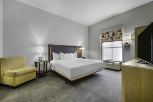 Home2 Suites By Hilton St. Simons Island客房内的一张或多张床位