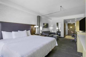 圣西蒙斯岛Home2 Suites By Hilton St. Simons Island的一间带床和客厅的酒店房间