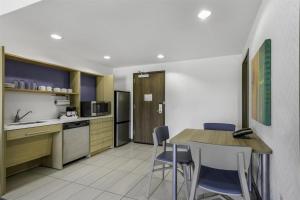 Home2 Suites By Hilton St. Simons Island的厨房或小厨房