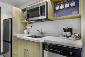 Home2 Suites By Hilton St. Simons Island的厨房或小厨房