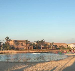un charco de agua en una playa con casas en Marassi Villa Twinhouse, en El Alamein