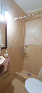 un bagno con doccia, WC e lavandino di Complejo Cabañas Las Violetas en Villa Serrana La Gruta a San Andres de las Sierras Altre 25 foto