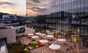 Nespecifikovaný výhled na hory nebo výhled na hory při pohledu z hotelu
