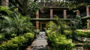 瓦哈卡市Hotel Siglo 17的植物建筑前的走道