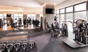 DoubleTree By Hilton Seoul Pangyo的健身中心和/或健身设施