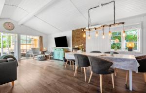 a dining room with a table and chairs at Holiday Home Linningvej in Hemmet